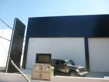 FACHADA DE COMPOSITE Y TOTEM 